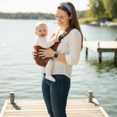 Mère au lac avec porte bébé écharpe portage latéral 