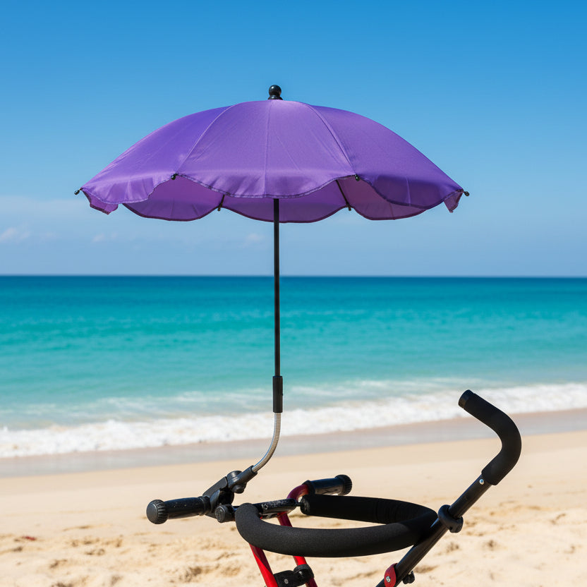 Ombrelle poussette ajustable mauve sur une plage