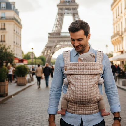 Père marche à Paris avec porte bébé kangourou liberté