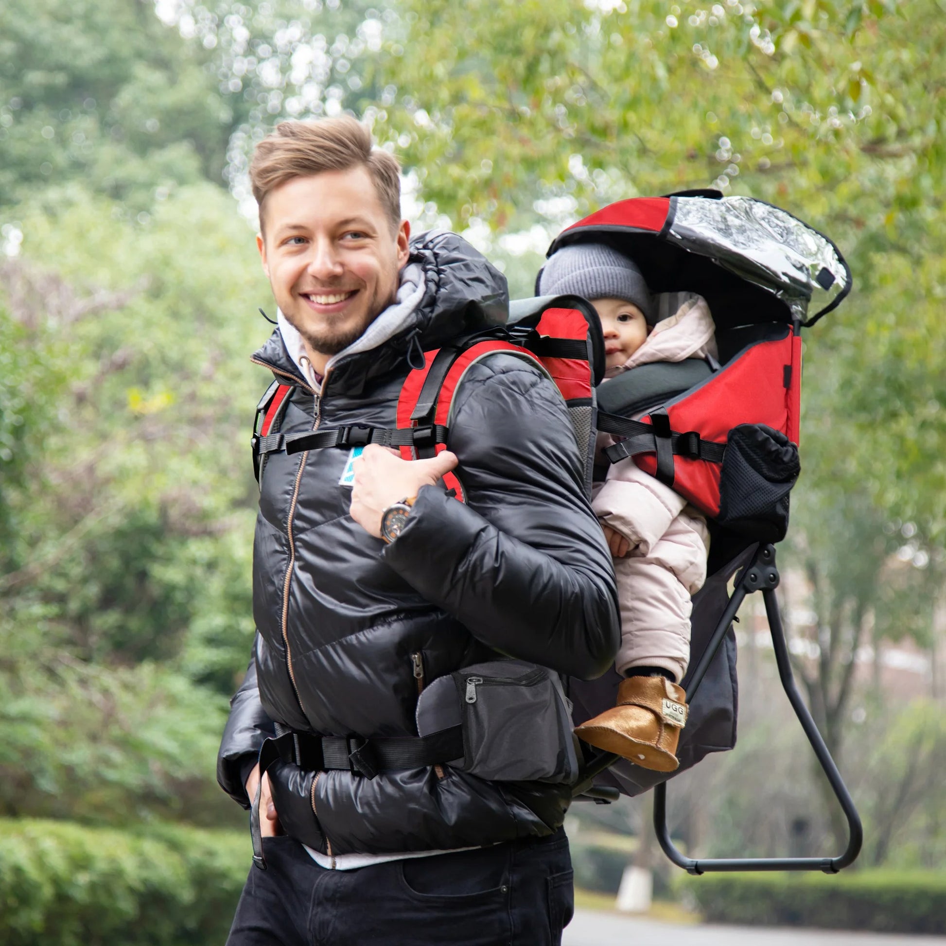 Père-marche-dans-forêt-avec-garçon-dans-porte-bébé-randonnée-aventure