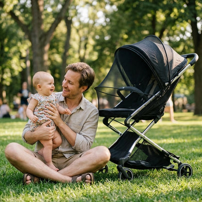 Père et fillette avec moustiquaire poussette universelle