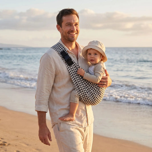Père sur plage avec écharpe de portage physiologique mouvance