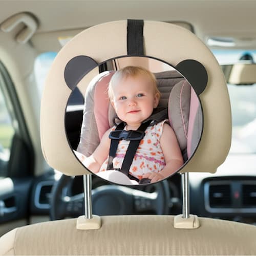 Petite fille dans miroir voiture bébé panoramique