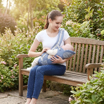 Porte bébé physiologique bleu pâle dans jardin