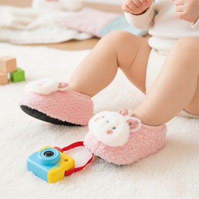 Poupon avec chausson bebe lapereau mignon rose