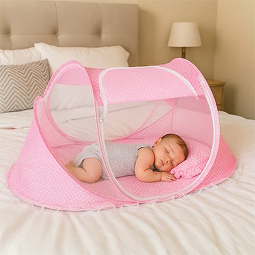 Poupon dort dans lit moustiquaire bebe protection rose