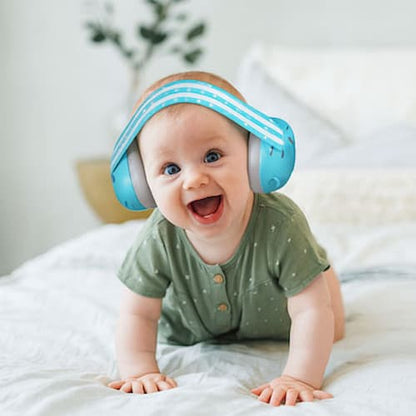 Poupon heureux avec casque anti bruit bébé ultra confort bleu