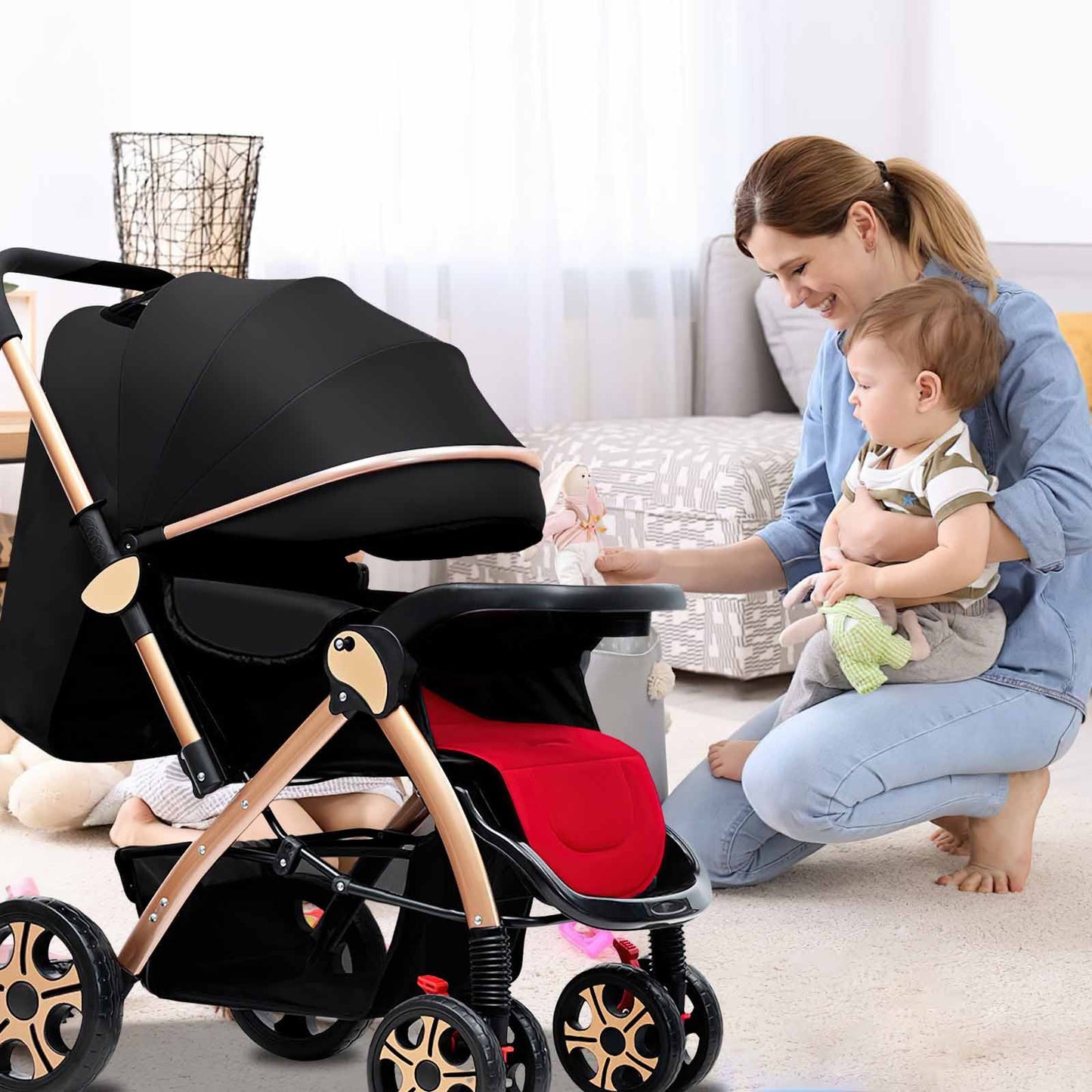 Poussette-bebe-spacieuse-noire-mère-joue-avec-bébé