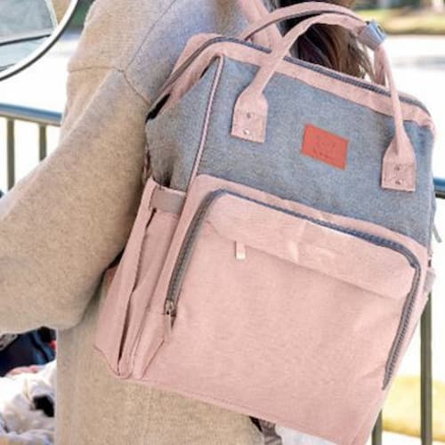 sac à dos à langer convivial gris et rose sur épaule