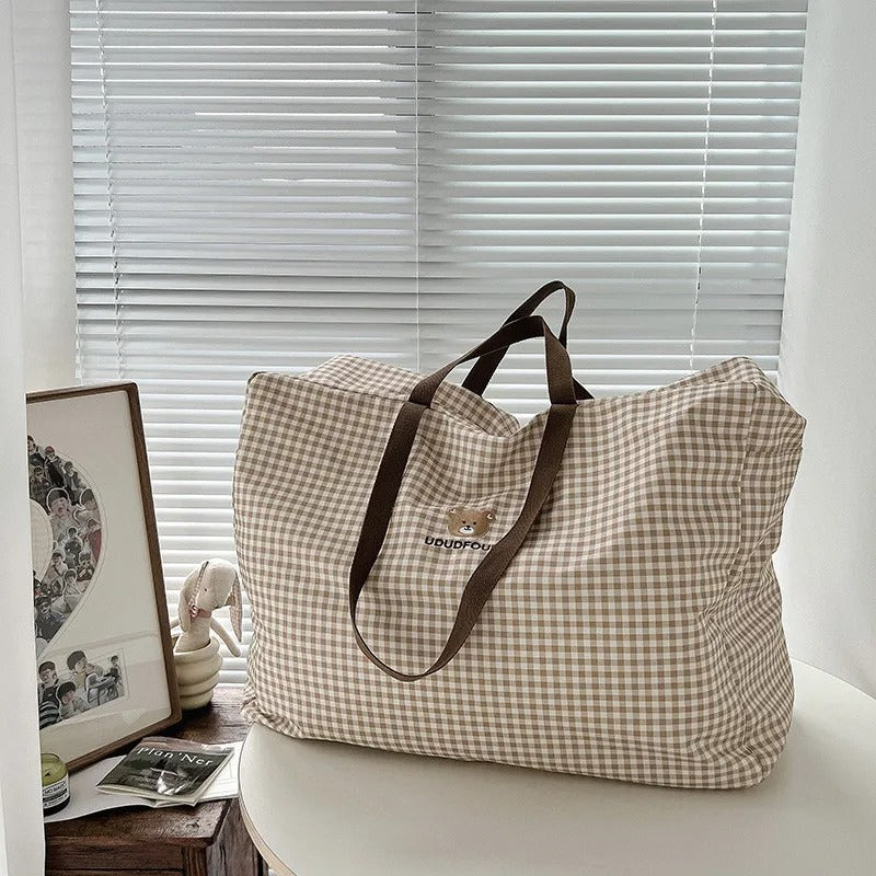 Sac-à-langer-bebe-fourre-tout-sur-table