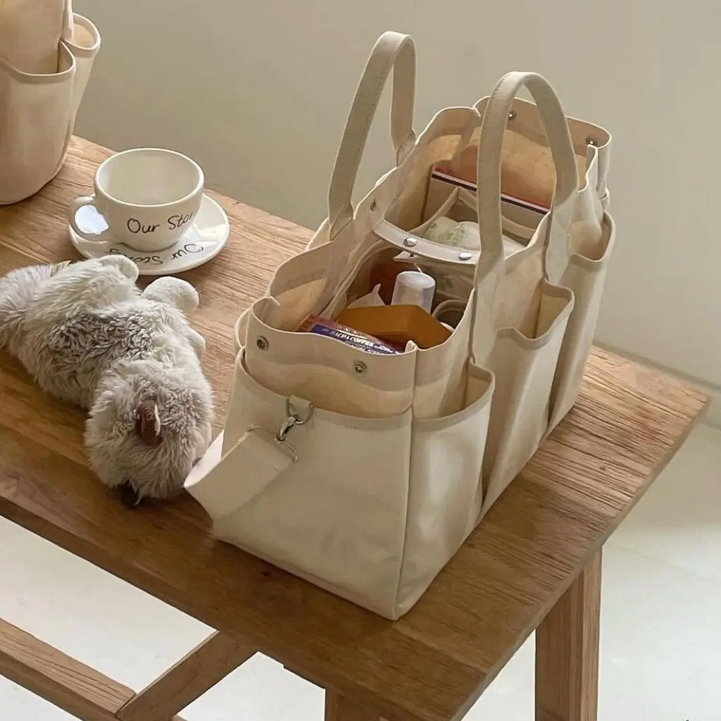 Sac à langer printanier sur table