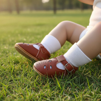 chaussures bébé fille premiers pas dentelle dans gazon
